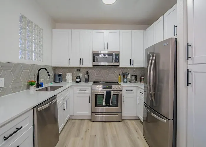 Apartment Close To Westgate Stadium With Pool Parking Gym Wd *