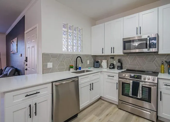 Apartment Close To Westgate Stadium With Pool Parking Gym Wd