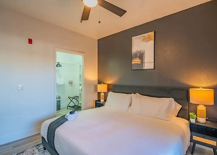 Apartment Close To Westgate Stadium With Pool Parking Gym Wd *